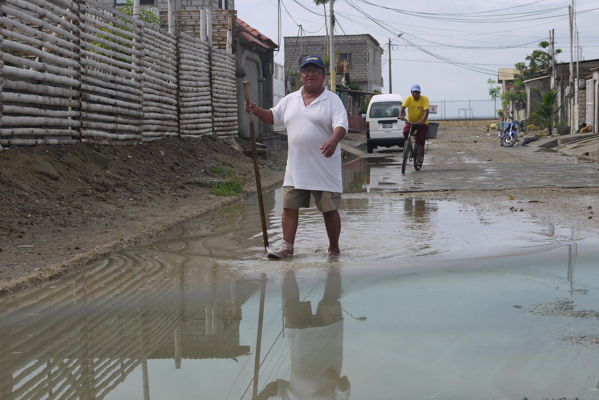YaniReyesT's tweet photo. Sectores de Salinas y La Libertad anegados por la lluvia.  https://t.co/Wrmb0jtYQt https://t.co/m3IgGp1cp1