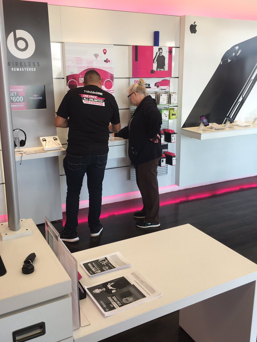 TheDale1171's tweet photo. Nice work on demoing &amp; showing Mrs. Green the benefits of sync up drive @mariorosedale !! #EDUBWINS @AbbyGBaby23 @nazarma @anthonyheng82 https://t.co/3rWwRC9tK1