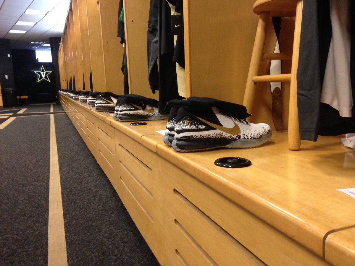 VandyBoys's tweet photo. Day before 1st practice = new @nikebaseball swag for the #VandyBoys. https://t.co/g450hxXiK5