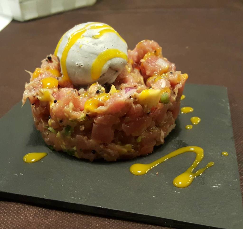 luma_net's tweet photo. Tartar de atún con aguacate, mango, alga wakame y helado de sésamo negro en @a_contracorr https://t.co/N1VFGjXBJ8
