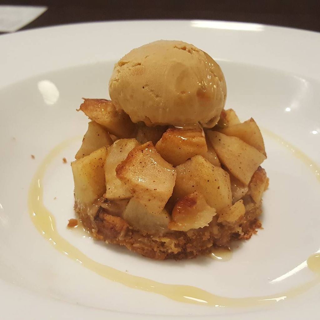 luma_net's tweet photo. Tarta tatín con helado de turrón en @a_contracorr https://t.co/sn0v41ZzOx