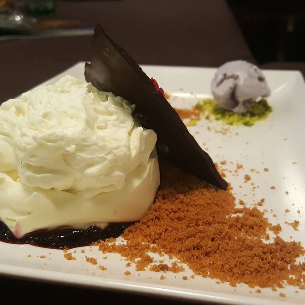 luma_net's tweet photo. Mousse de chocolate blanco, tierra de galleta de caramelo y teja de chocolate negro en @a_contracorr https://t.co/iLCOanmfsC