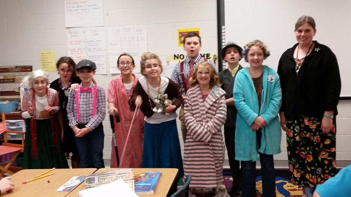 msthomas92's tweet photo. My little centenarians! #100thdayofschool #cubsmakeitcount https://t.co/pWF3jyZ08n