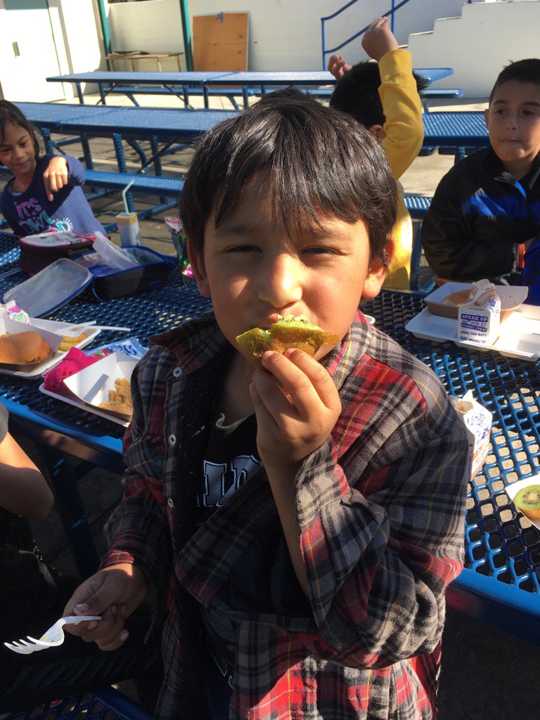 BeaumntBookworm's tweet photo. Happy to see students enjoying fresh fruit with their lunches! #WaveCrestCafe #CaliforniaThursday https://t.co/wu1bVIWAyY
