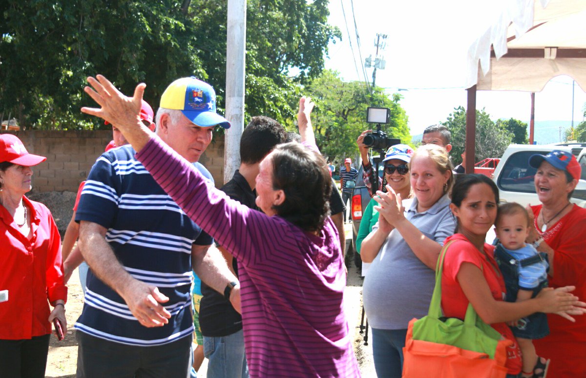 CarlosMataCMF's tweet photo. Entregamos 25 nuevos hogares en #NuevaEsparta hoy en jueves de vivienda, en sectores de los mun Marcano y Díaz #PalanteConChavezYZamora https://t.co/h0coUs6J6i