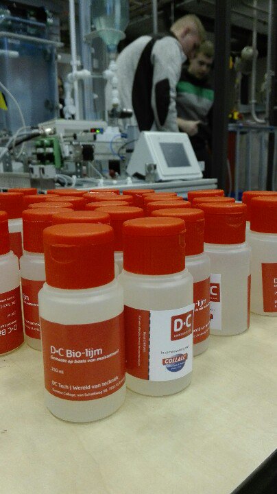CIVDCT's tweet photo. Studenten @drenthecollege @civdct maken samen met lijmexpert #Collall experimentele bio-lijm voor basisscholen in #Drenthe https://t.co/W7To5n7lMd