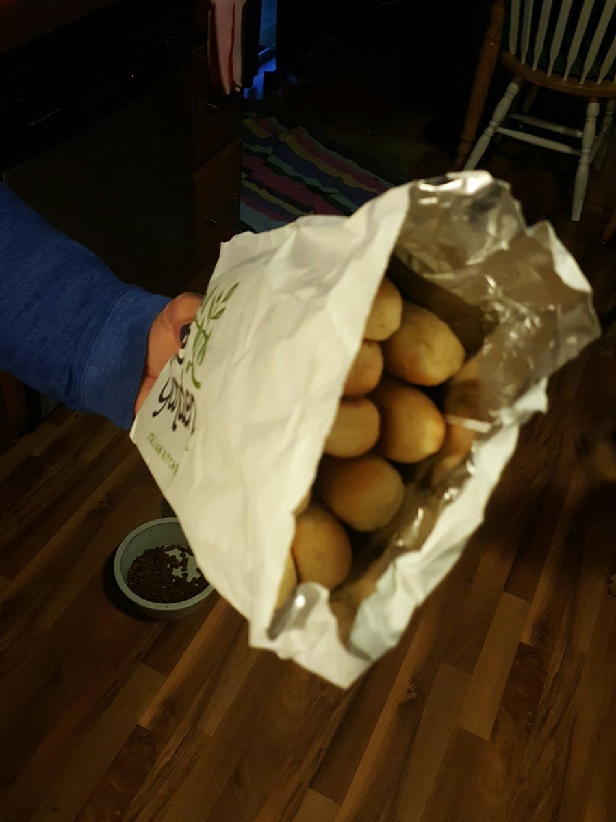 pmcginnis's tweet photo. @_regannolan just to make your shitty week even worse #breadsticksfordays #loveya https://t.co/SpJJTwwTiU
