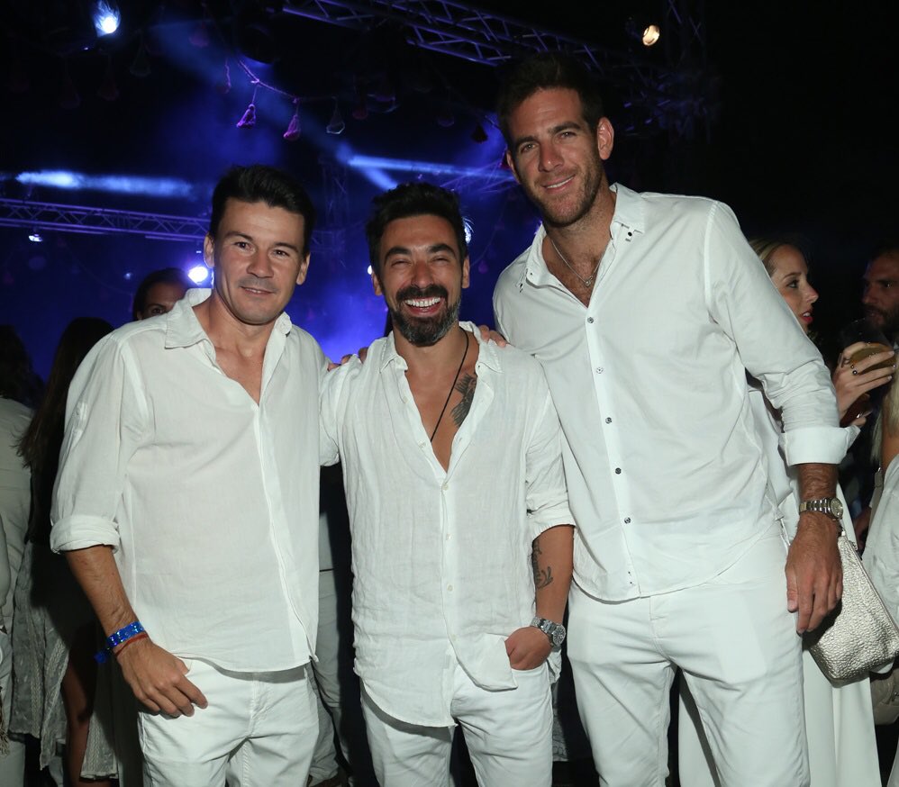 GrupoMassAr's tweet photo. Con @guillecoria, @PochoLavezzi y @delpotrojuan en la fiesta @Chandon_Ar #siemprehayrazones #puntadeleste #2017 #masspunta https://t.co/K5YEjLXpZm
