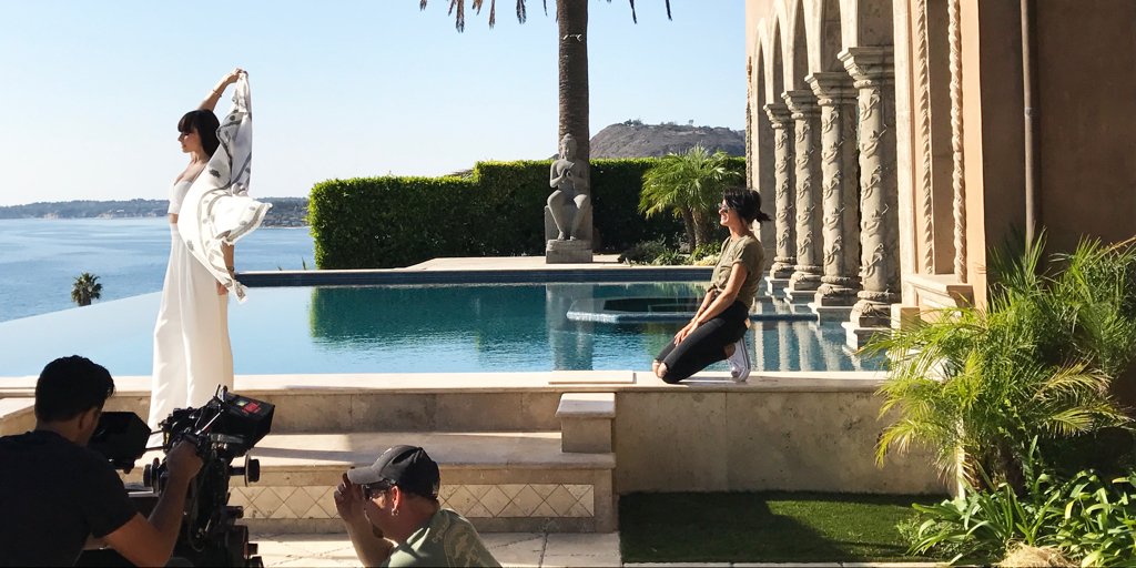 cher's tweet image. ✨💖 Behind Scenes at my 💁 Scarf Photo Shoot 💖✨
ow.ly/P3x9308ouZw💃 See them on HSN ➡️ 🌚 9:00pm EST 💅💃
hsn.com/watch/live