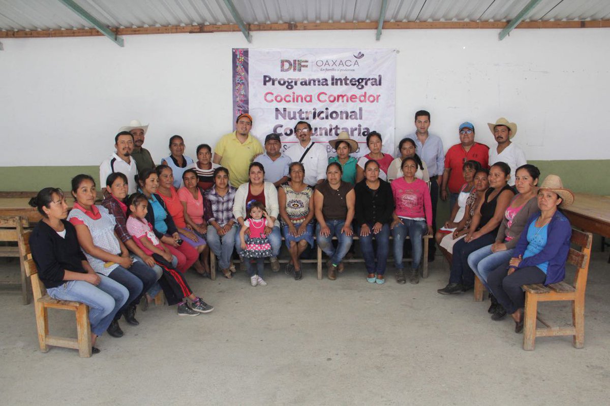 DIF_Oaxaca's tweet photo. Trabajando de corazón como nuestra Pdta., @IvetteMurat, hoy iniciamos el piloto de huerto y granja de conejos en #SanJuanBautistaJayacatlán. https://t.co/ZehHcupQ8b