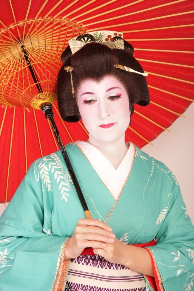 MarPagesTWL's tweet photo. Best time as I put on geisha make-up in #Japan. #geisha #guidetojapan #tokyo #onlyinjapan #experiencejapan https://t.co/fbgclAOmKz https://t.co/rIr9EvXhut