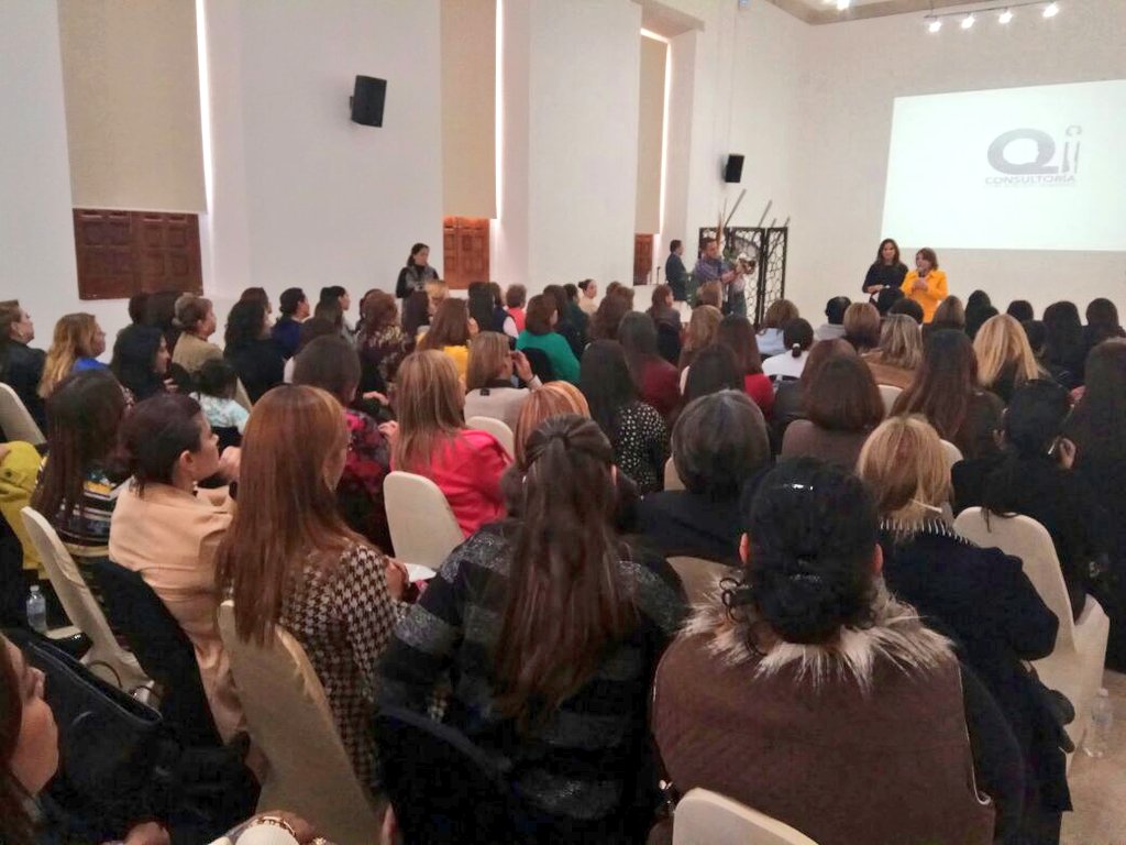 DIF_Durango's tweet image. La presidenta del #DIF Elvira Barrantes de Aispuro encabeza reunión de trabajo del voluntariado