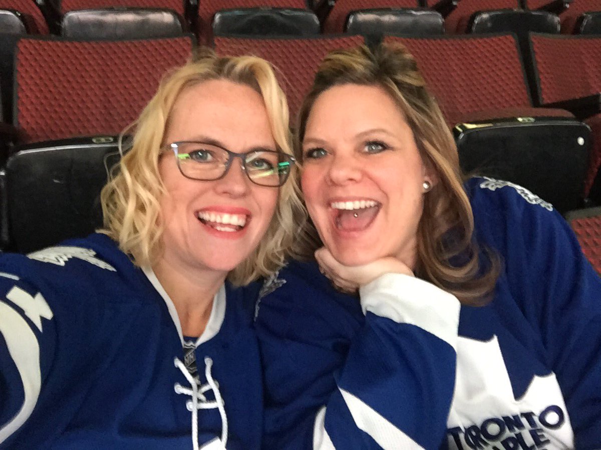 nicoledcarlson's tweet photo. Having a beer enjoying some great company.. haven't seen each other in 10 yrs.. feels like yesterday . .. https://t.co/yMNDxhRYSe