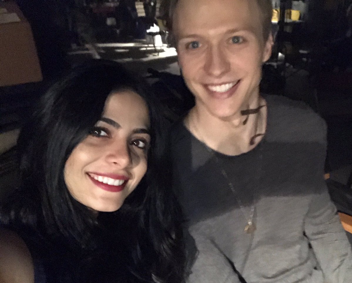 Pandemonium_Es's tweet photo. Emeraude compartió la siguiente foto con Will en el set! https://t.co/w71E1Ugmaw