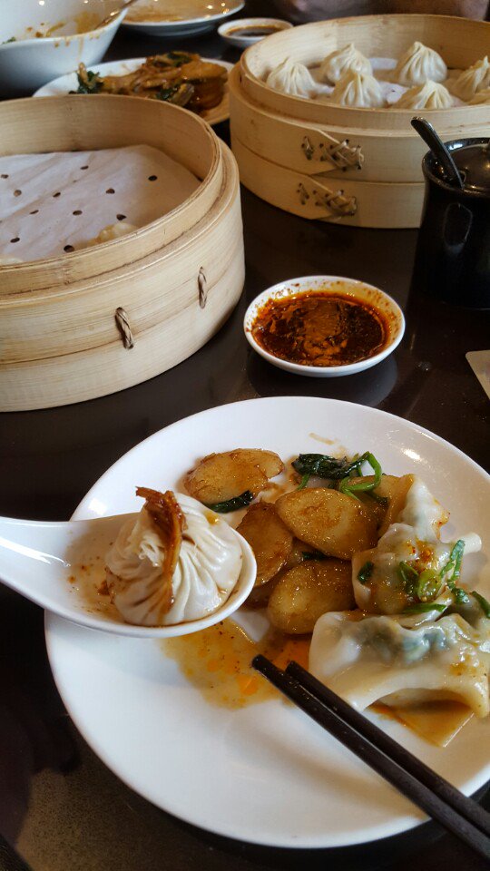 xinisterlayer's tweet photo. Necessary pit stops to #whistler: Din Tai Fung and downtown Vancouver. And the irony that my mobile data is faster in Canada than SF XD https://t.co/qHgk9I3LES