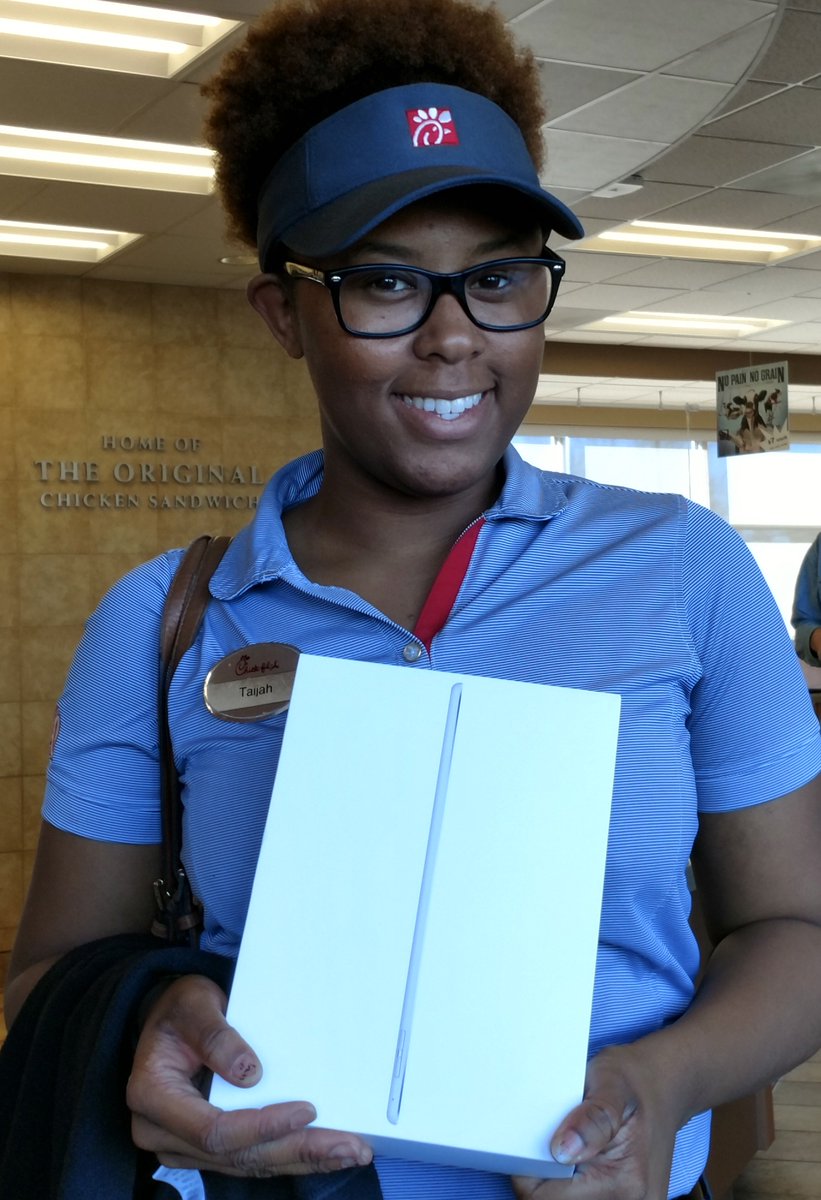 AshlandVACFA's tweet photo. When you sell over 200 #cowcalendars, you’re so awesome you get a brand new iPad! Congratulations to our amazing team member, Taijah! https://t.co/Ruwuu34CoA