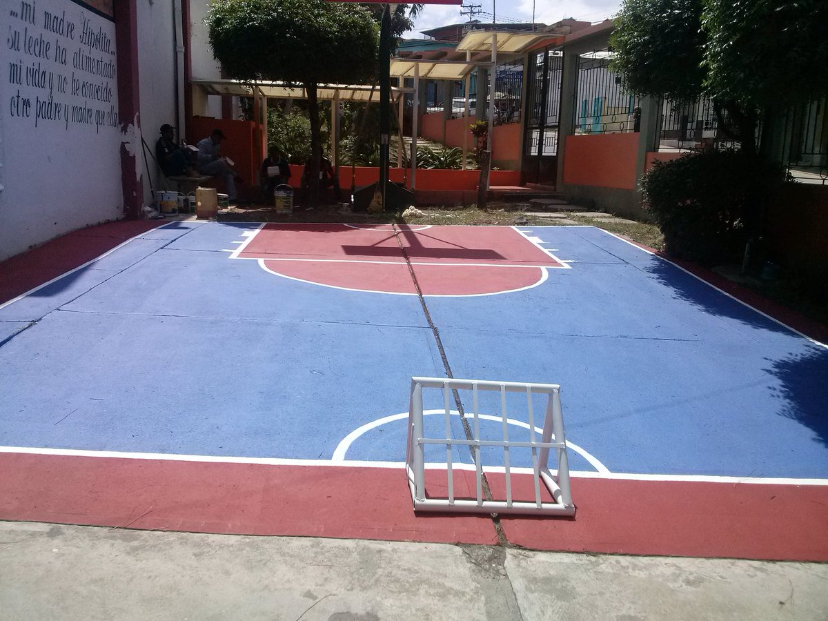 mamahipolita1's tweet photo. Recuperando espacios mini cancha para la 12° Casa de los Niños Corazones Trujillanos gracias a @ajacquep @did_indet  @johavasquez @FRNSTRU https://t.co/d46LxBJf8T