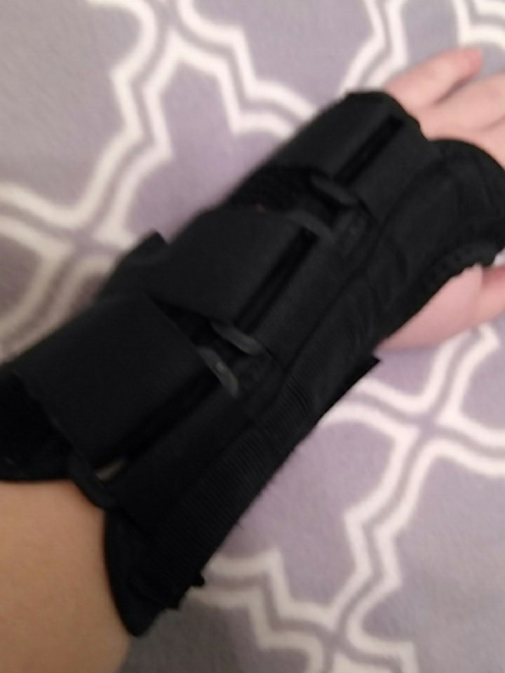 RilesCameronMAS's tweet image. Guess who was a dumbass and sprained her wrist again? 🙋