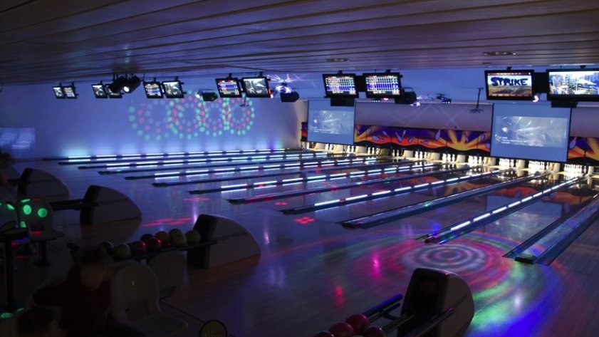 thepinupsf's tweet photo. Break out those dance moves at Ultra Bowl tonight (Thurs-Sat evenings)! W/ enhanced lights &amp; music videos from 5pm-midnight! #YerbaBuenaBowl https://t.co/qWk90GuZXz