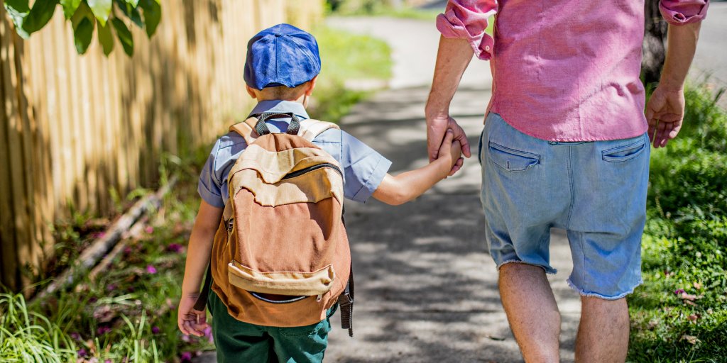 Our Commissioner chats w/ <a href="/amandaj3rd/">Amanda Third</a> about parents sharing pics of kids online in our latest #blog bit.ly/2juYOpx #talkb4sharing