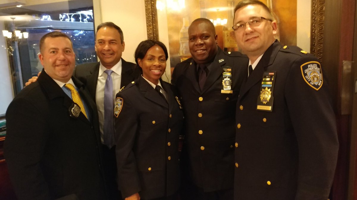 malrite's tweet photo. @NYPD104Pct @NYPDnews #HappeningNow #104PCTCommunityCouncil honoring #CommAffairs #DetThomasBell as #CopOfTheYear https://t.co/LEMAe2JUSo