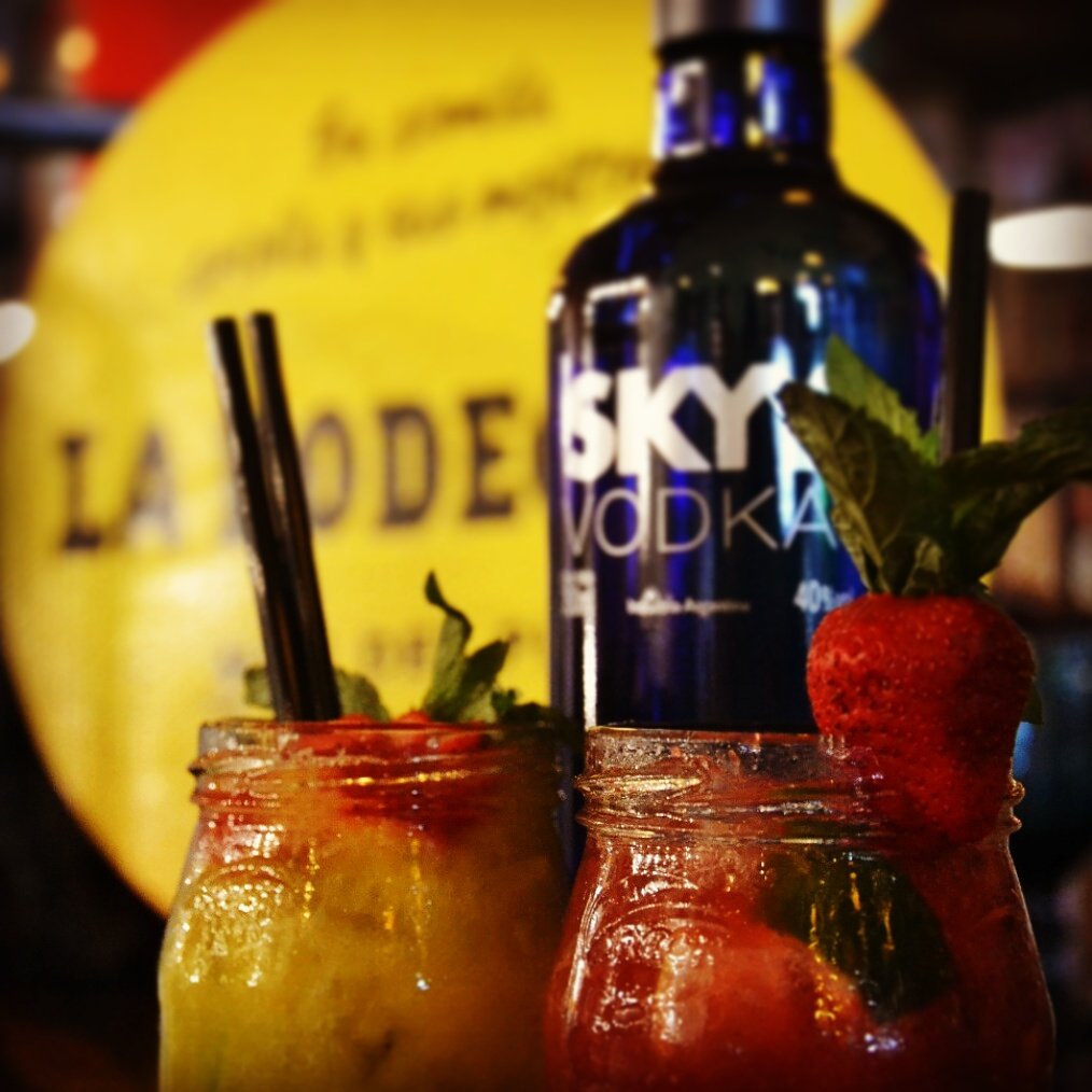 LaBodeguitaMDQ's tweet photo. La noche se arranca con unas ricas #caipi ... maracuyá ó frutos rojos !!!

#labode #jueves #caipiroska #skyy https://t.co/5T3roPRMhv