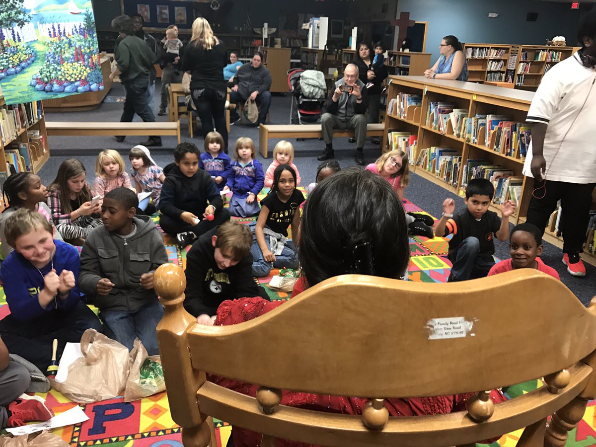 KBTchrTech's tweet photo. A few pictures from our successful reading night @FalconsFES. Wonderful event! Thx teachers, students and parents! https://t.co/XbN7p539lm