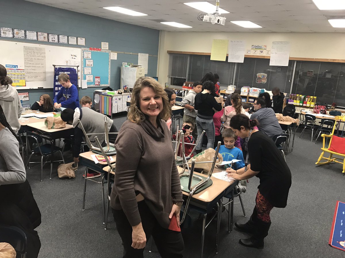 KBTchrTech's tweet photo. A few pictures from our successful reading night @FalconsFES. Wonderful event! Thx teachers, students and parents! https://t.co/XbN7p539lm