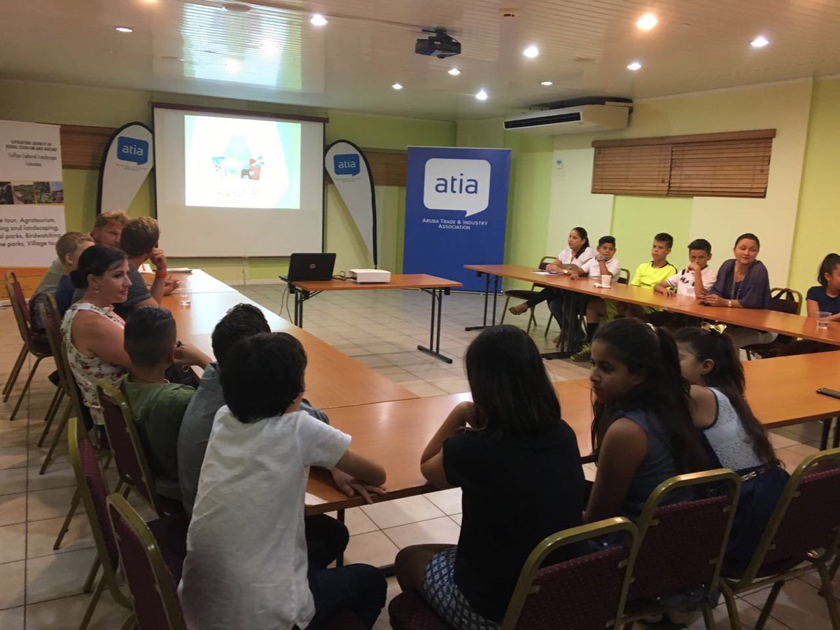 bookitvicky's tweet photo. Rueda de prensa en Colombia con los 15 niños que explorarán la fauna mágica de Risaralda durante el @bird_festival. https://t.co/5WDSaD4rDS