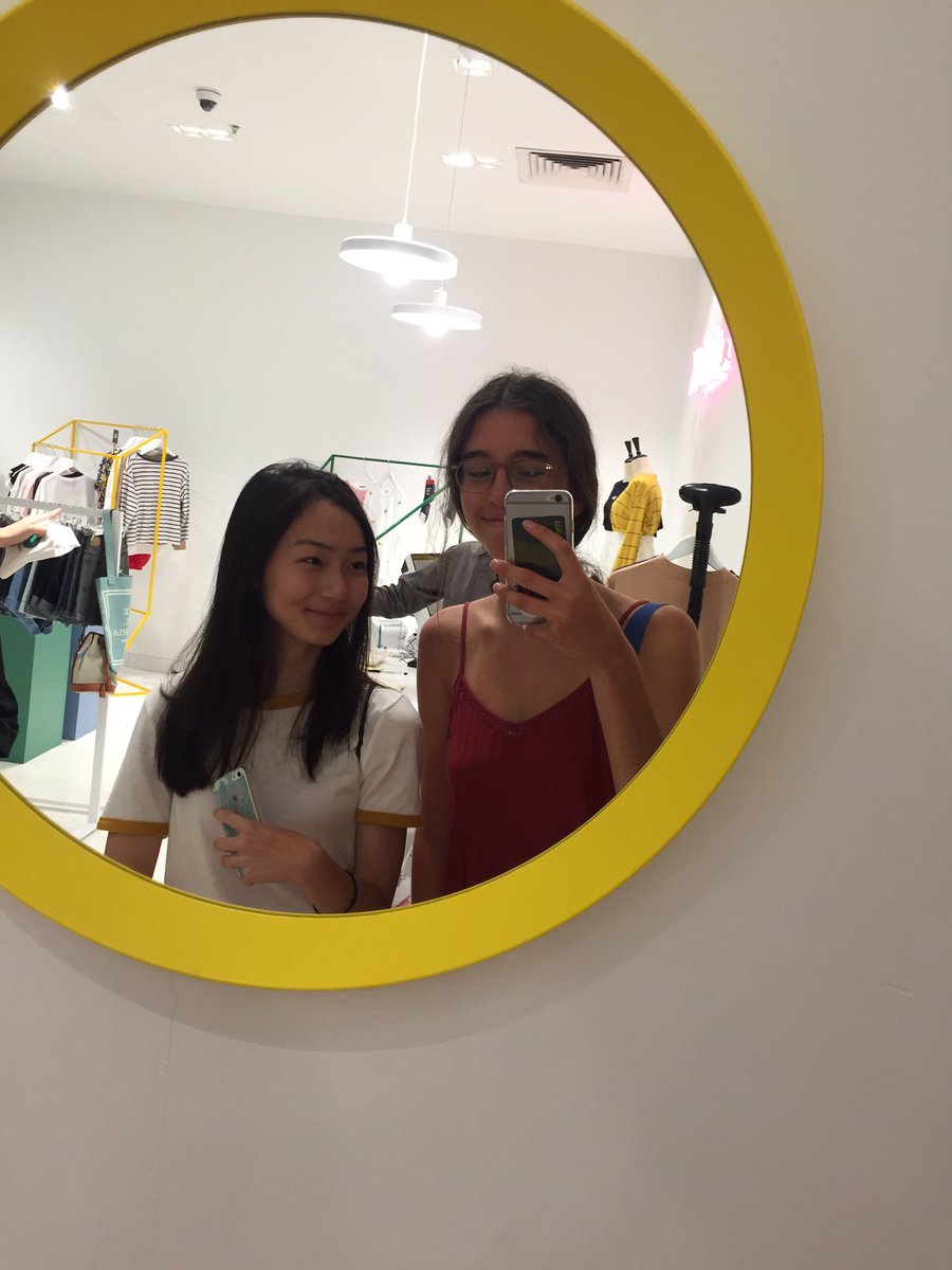 VAMPIREWEEKIND's tweet photo. i had such a good day with @toogood4con today!!! you're the best!! i love you, thankyou for the very early birthday gift hehe 🌻🌞🌼💛 https://t.co/EPKqp8Wkh8