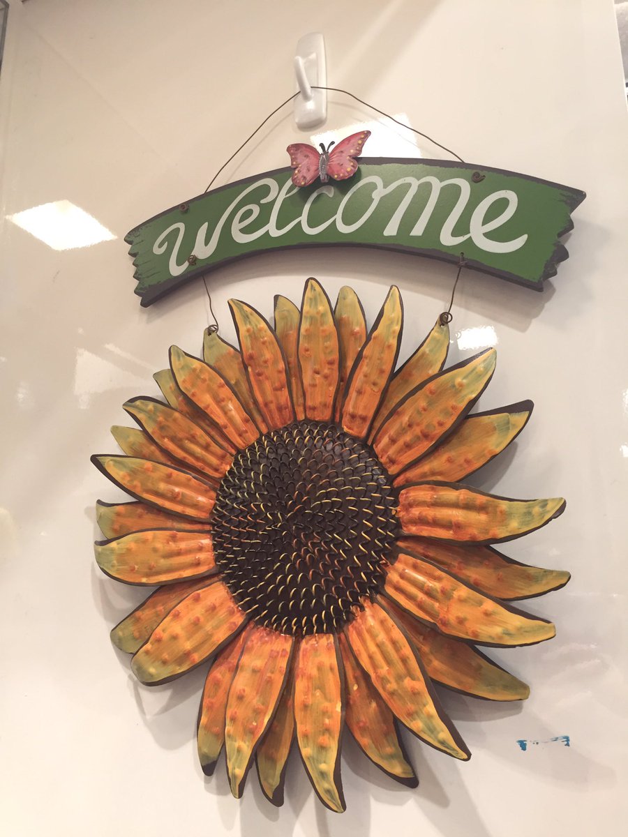 VAMPIREWEEKIND's tweet photo. i had such a good day with @toogood4con today!!! you're the best!! i love you, thankyou for the very early birthday gift hehe 🌻🌞🌼💛 https://t.co/EPKqp8Wkh8