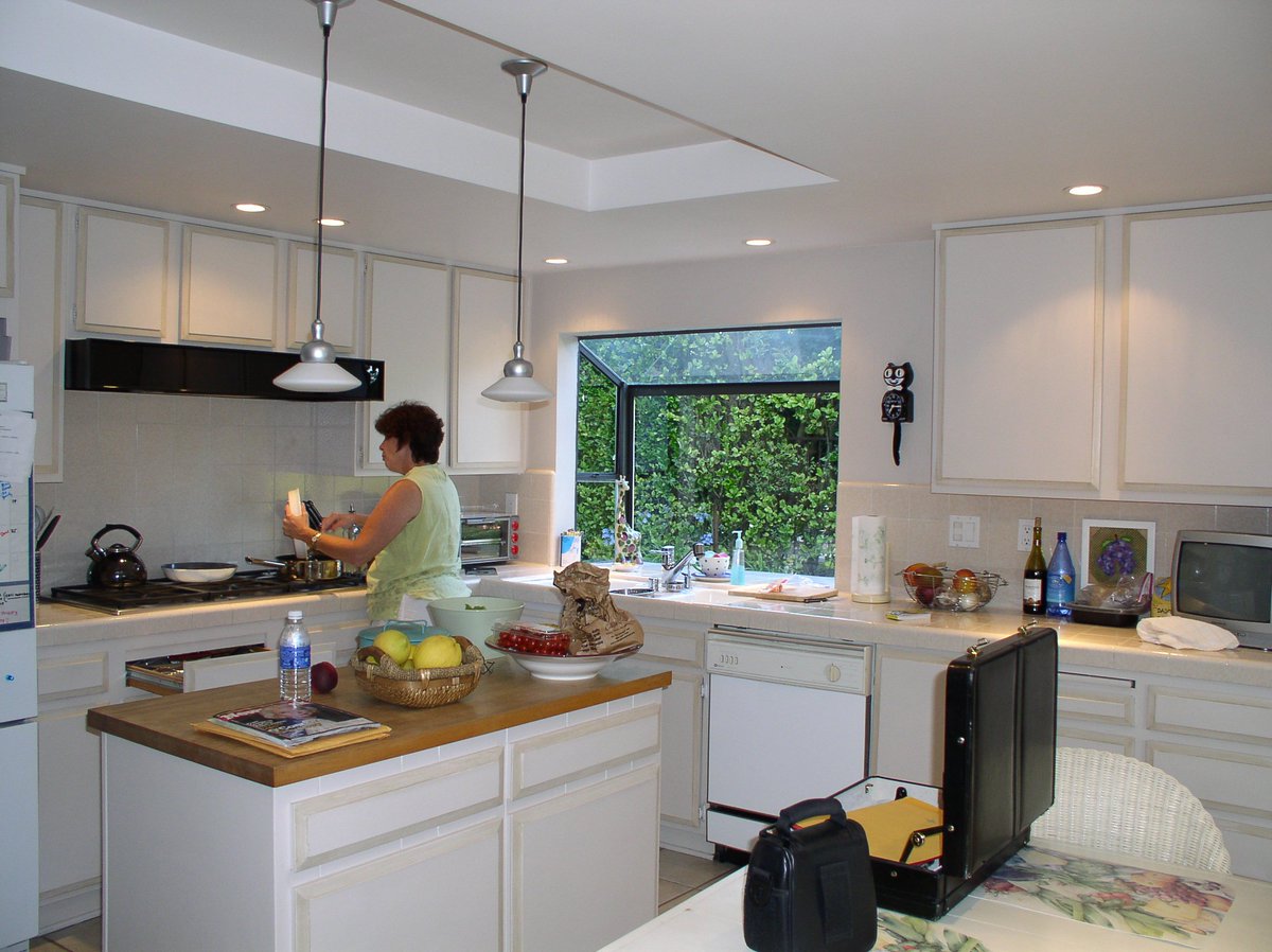 BR_Kitchen_Bath's tweet photo. This before and after shot shows the transformation brought to this home in Beverly Hills along with @LA_Kitchen_Bath . #kitchen #cabinetry https://t.co/ASB1FZgD8g