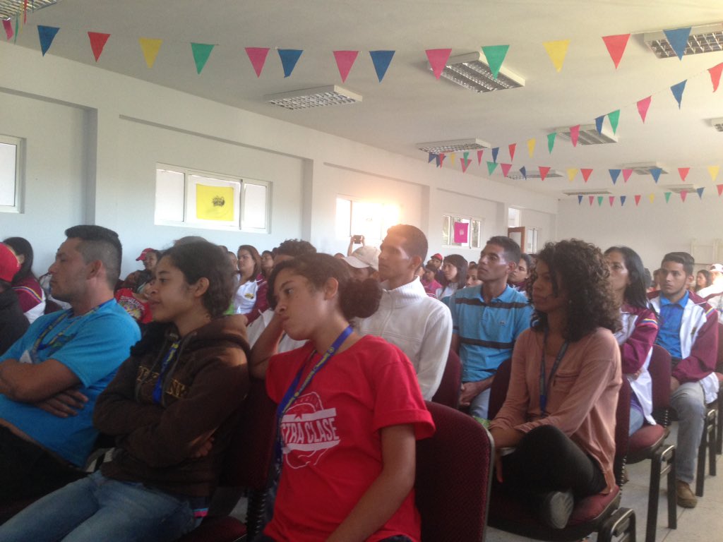 JovenDelBarrio's tweet photo. Ahora | @lorenafreitez: "Antes la exclusión juvenil predominaba, ya no" 6to Encuentro de Coordinadorxs y Facilitadorxs #JóvenesDelBarrio https://t.co/hVaWEWTXRG