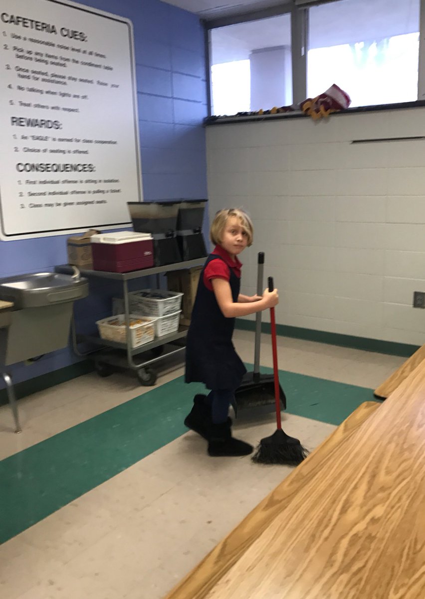 DrCarynHuber's tweet image. We can learn a lot from these little people #RespectYourSchool #Responsibility #ManyHandsLightWork ⭐️@ArtsatAshland