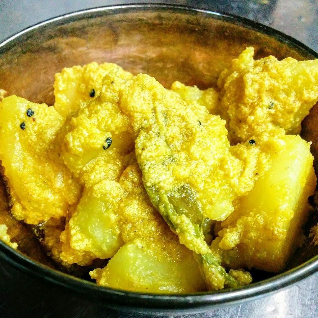 SarodiyaPuja's tweet photo. Alu Posto ジャガイモのケシの実
#bengalifood #bengalicuisine #aluposto #alooposto #ベンガル料理 https://t.co/MhHuUMdMpi https://t.co/Ta7k6bX7Bi