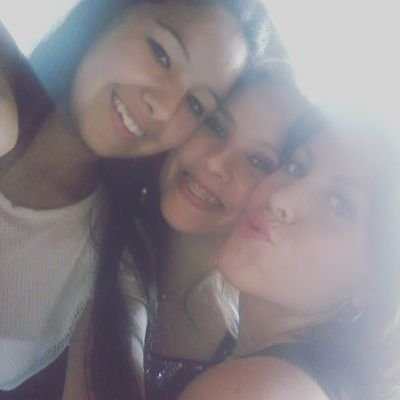 Nicolas20893188's tweet photo. @victoriaaleR victoria te acordas de esta foto fue ese dia una tarde indovidable cantar con ustedes y saltar  falto la foto  grupal😍😍😍nomas https://t.co/VtflAr154Z