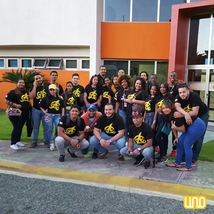 UNOCallCenter's tweet photo. Parte de los ganadores de nuestro #ReferralRace antes de disfrutar del juego de esta noche. ¿Quién ganará, Águilas o Licey? https://t.co/KTe9XEjSmA