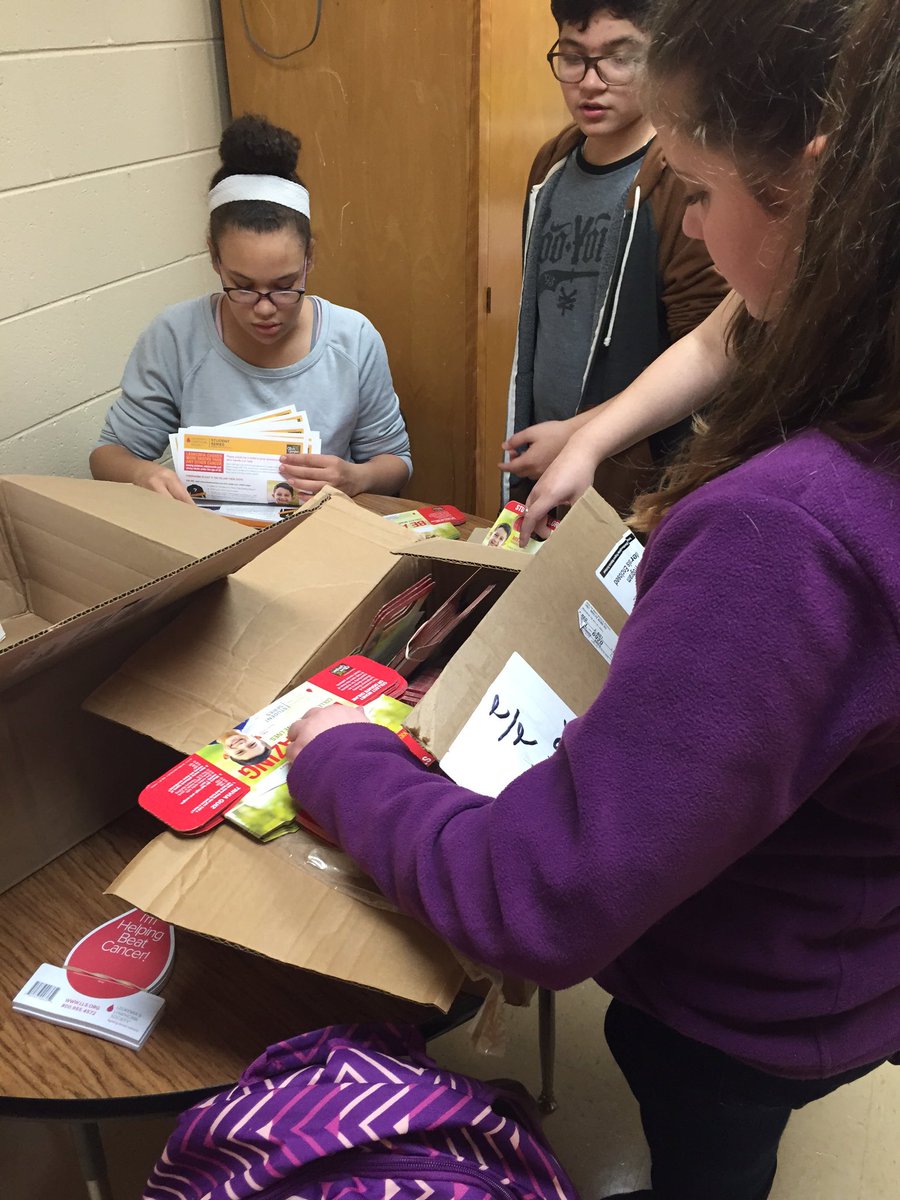 CounselorNbmp's tweet photo. Student Council preparing for service learning #penniesforpatients @NeelysBendMP @MNPScounselors https://t.co/8Y09fTVPDS