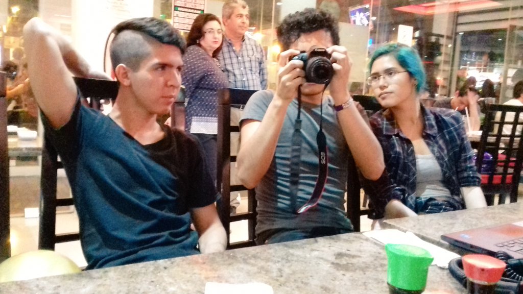 ReinaRojaBand's tweet photo. Tras días de trabajo, un pequeño descanso no cae mal @Jesui_B @Yael_ramos @BetoTrava @Dani_LeonK @erikrroja @JOSUE0309RR @SoyJonDelgado https://t.co/U1QJmCQwu8