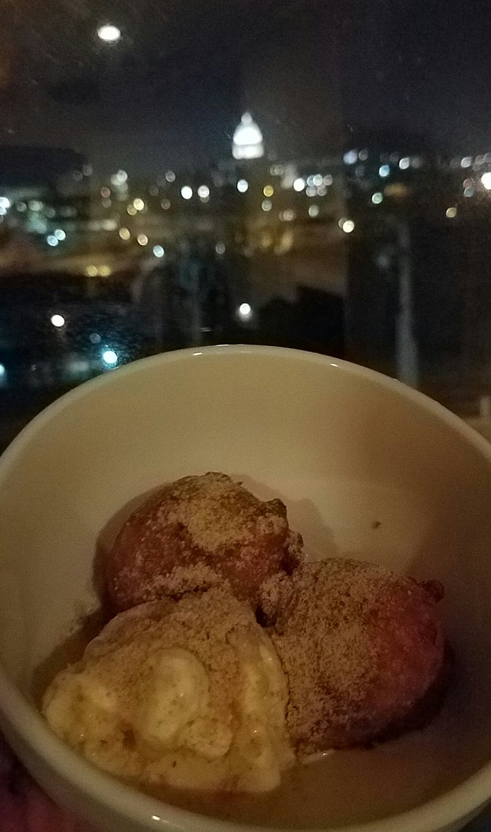 usaricenews's tweet image. Tonight's @Ark_Rice meeting at @chefferneau 1836 Club featured rice grits, and these delicious rice donuts! #RediscoverRice #ThinkRice