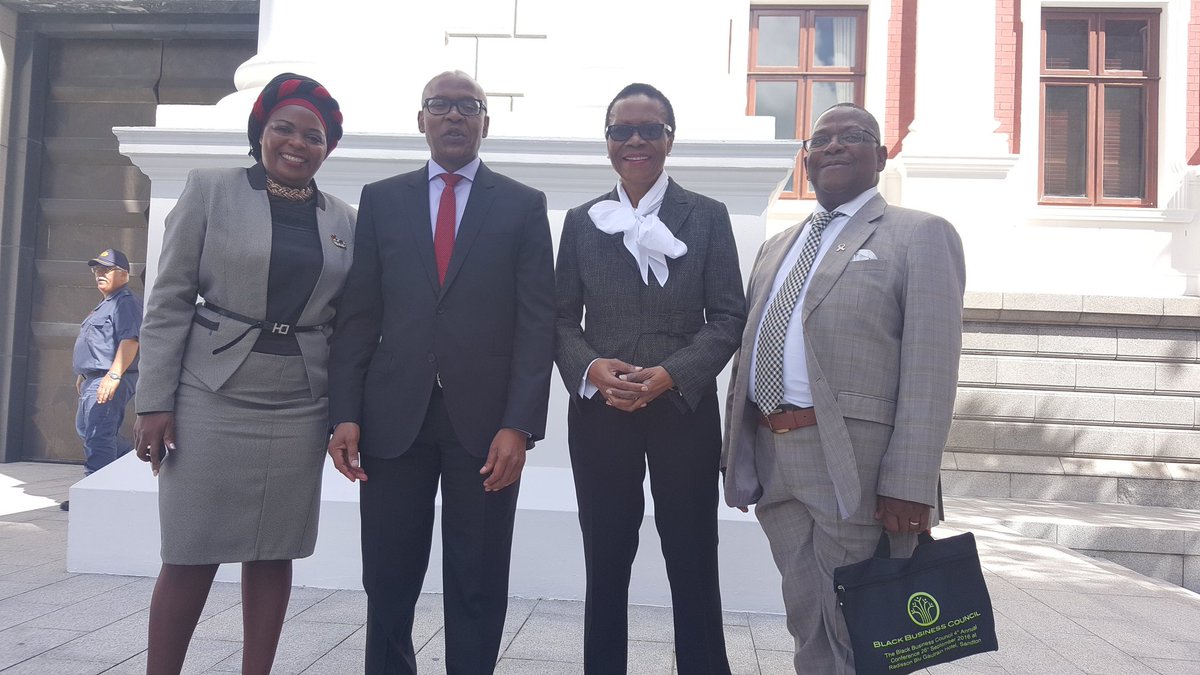 MzwaneleManyi's tweet photo. This is the BBC/PPF team that was in Parliament. Yes that lady was not.
@valdesmongezi1 @zolekam @PPF_SA https://t.co/vO0h4YddKN