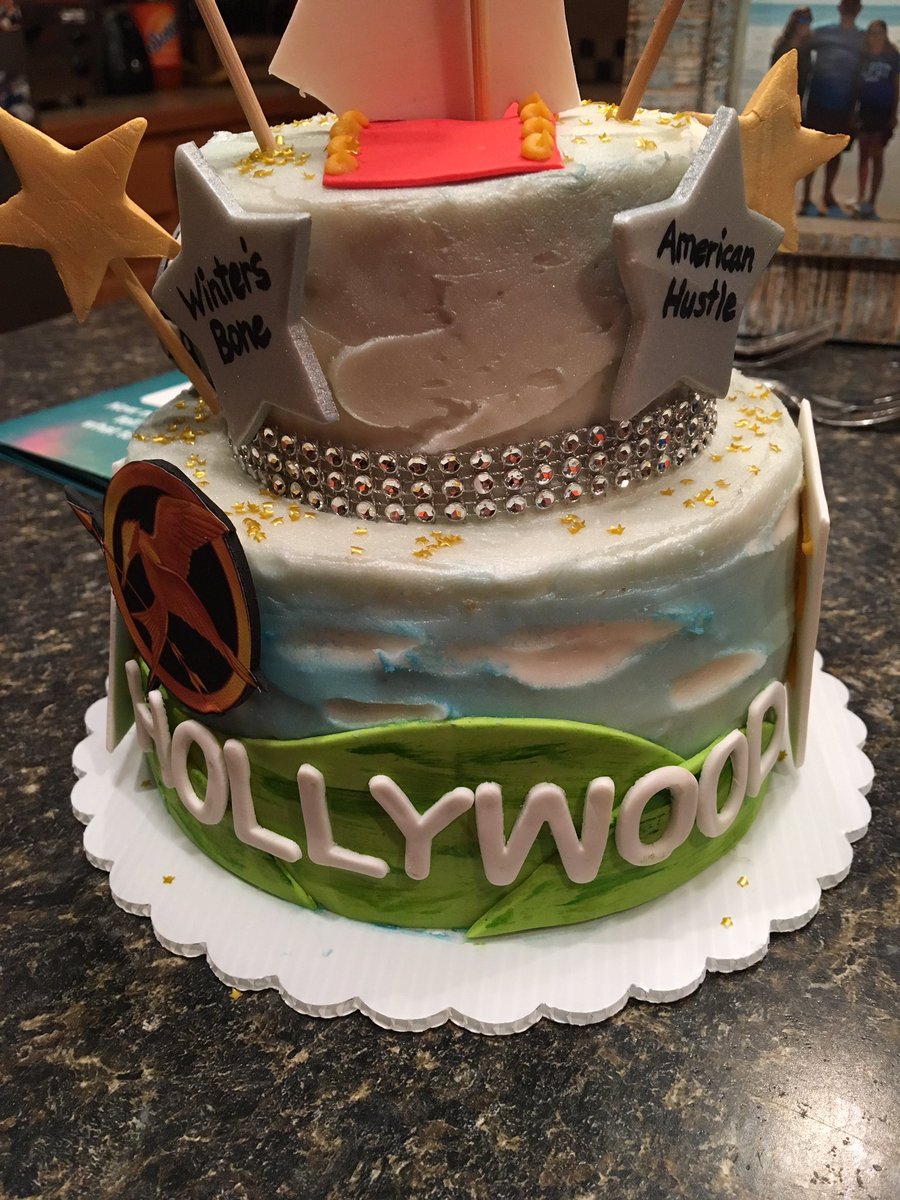Everlarkbaby's tweet photo. I GOT A JENNIFER LAWRENCE BIRTHDAY CAKE I AM CRYING https://t.co/Awlkgv4TNM
