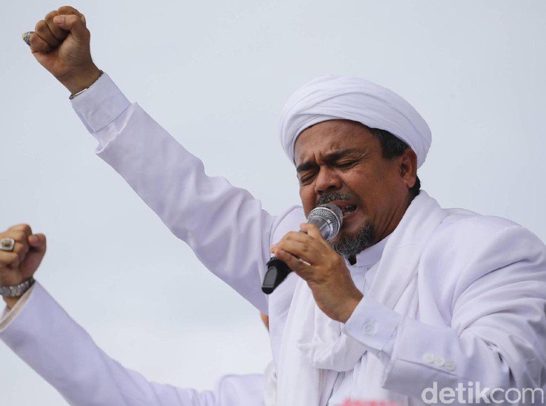 detikcom's tweet photo. Habib Rizieq batal hadiri salat  subuh berjemaah bersama sejumlah ormas di Surabaya. Apa penyebabnya? Baca di sini https://t.co/x5rXxsMLS0 https://t.co/KkcM39g3c5