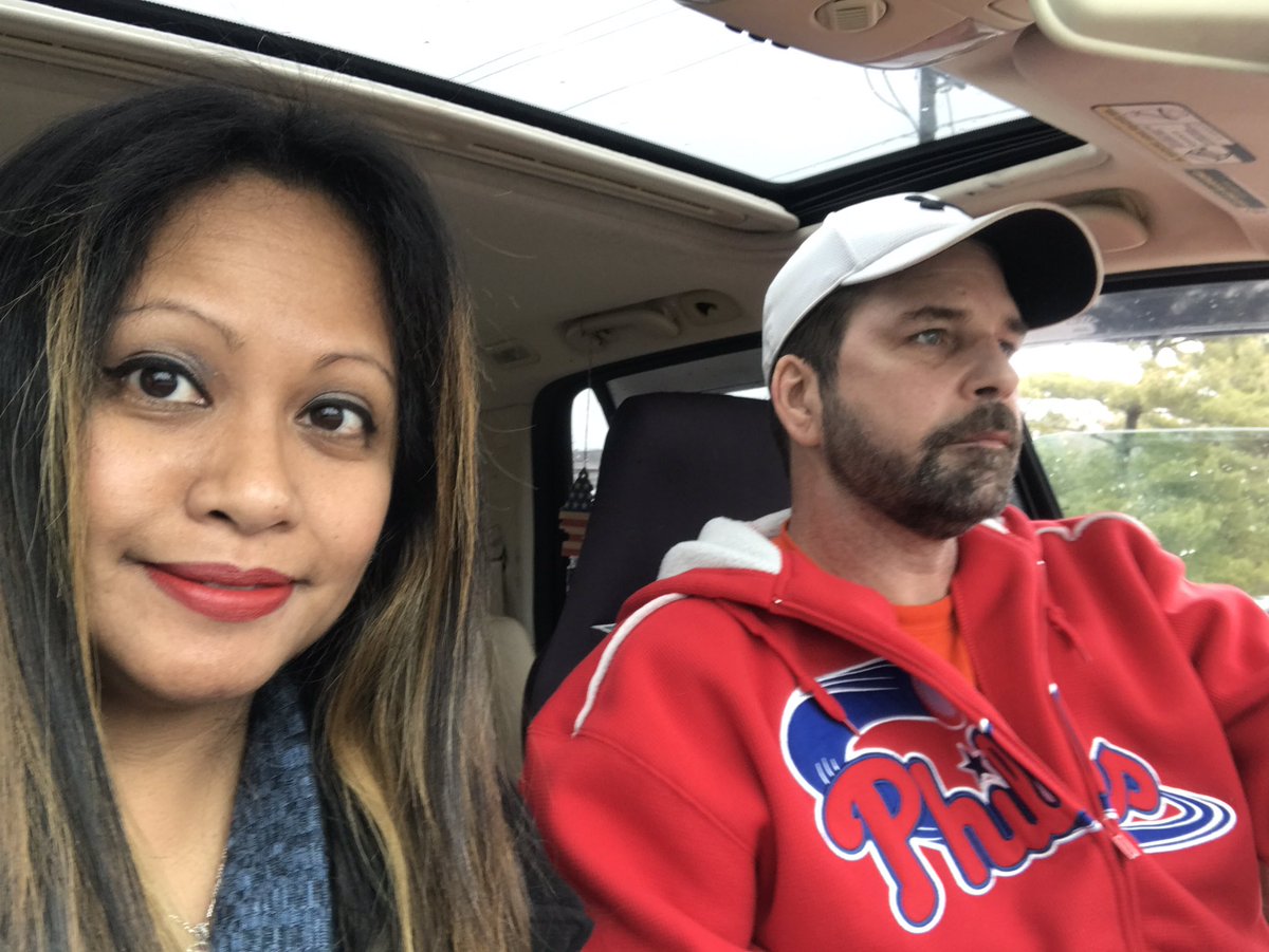 CyberChell's tweet photo. #CouplesSelfie driving around on 1/17/17 #NiceDate 💙💗 #CyberChell 🐚 https://t.co/ApBz78Yiv9 https://t.co/9hQRiVEeP3