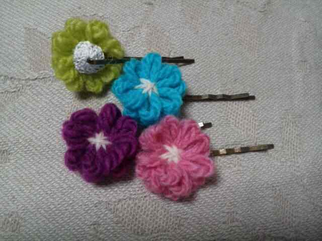 3 5 Twitter पर クロバーの 花あみルームミニ ピンに糸を掛けて 中心をかがるだけで花 モチーフができる道具です 中心を見つけるのが意外とアレで 普通にかぎ針で編んだ方が早いかも 出来上がったモチーフはフワフワで可愛いです 花あみルームミニ 花