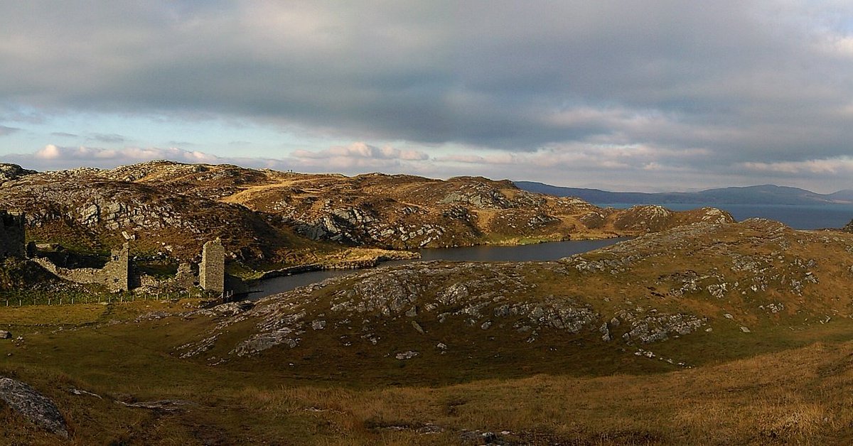 DeepMapsCork's tweet image. #threecastlehead, #westcork including remnants of 2 mural and central towers, and been wall at the edge of Dun Lough