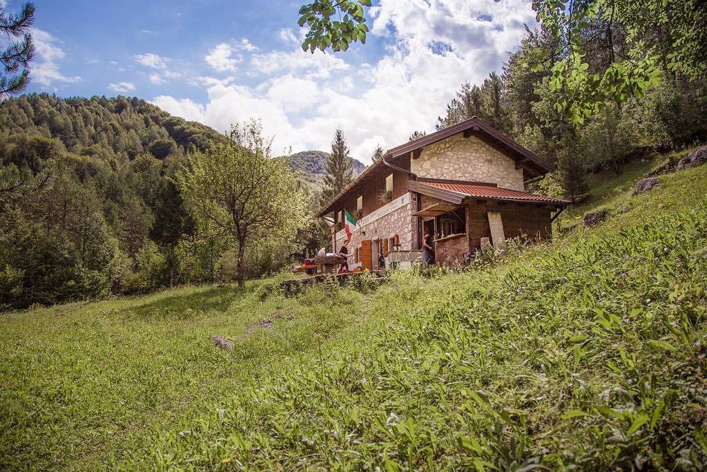 It was amazing to live for some days, with our best friend, in this amazing house in Resia, Italy ⠀
⠀
#travelin2 #i…