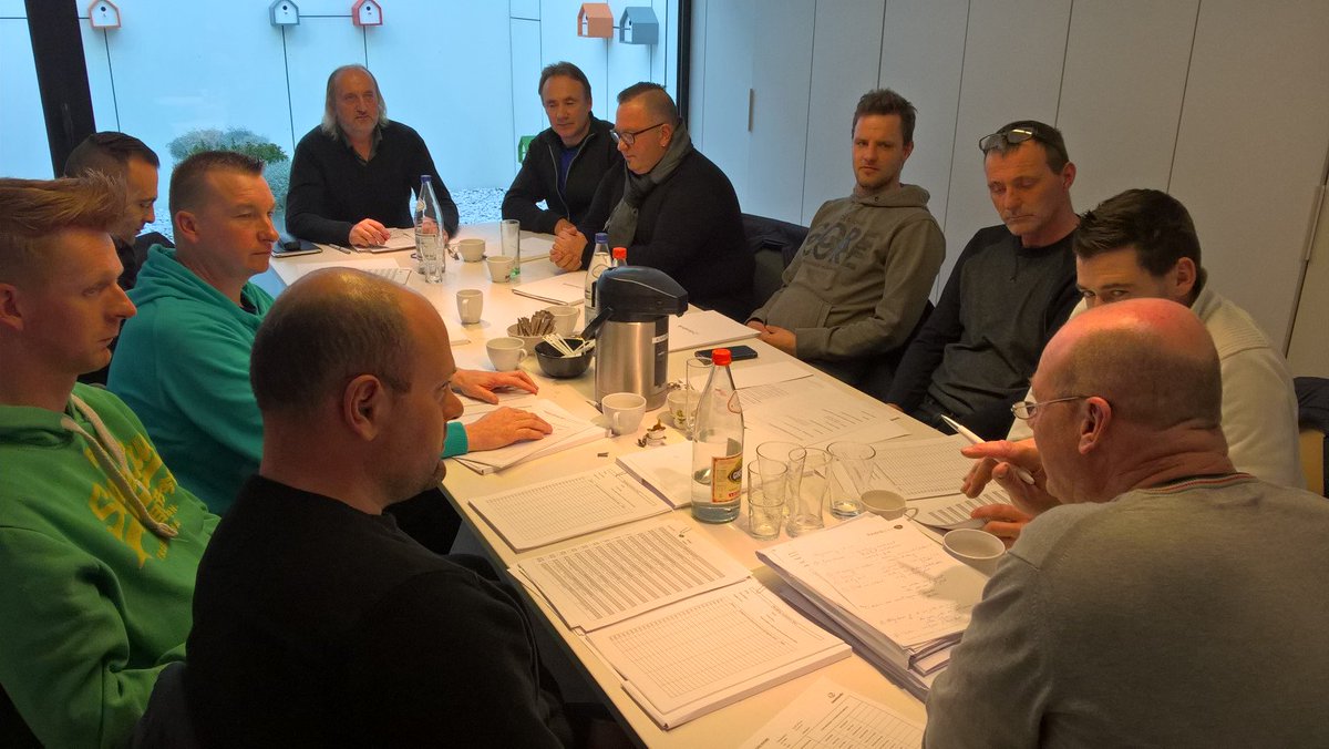BartGossye's tweet photo. Samenkomst met onze @Durabrik  ploegbazen . Samen met Chris VZ opzoek naar nog een betere optimaliseren op onze werven. #Groei #sterkbezig https://t.co/iCRJ50GDD2