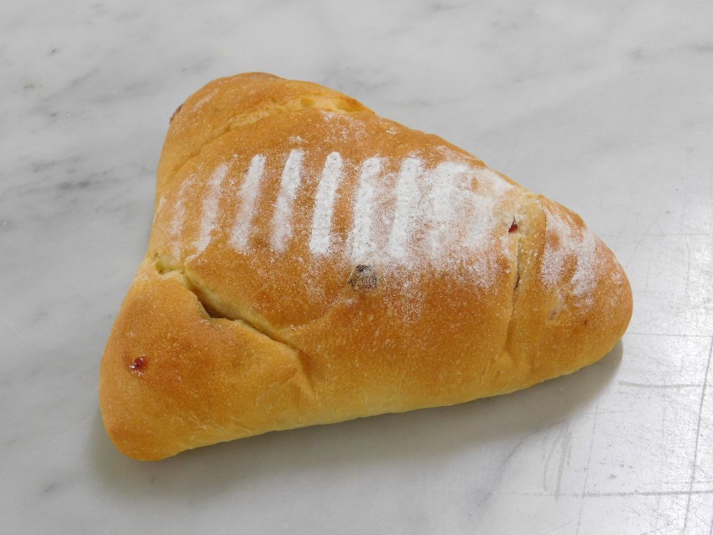 GarmeliaBakery's tweet photo. CRANBERRY &amp; RAISINS, 
#HealthyBread isi cream cheese, cranberry, &amp; raisin. 
Teman sehat &amp; lezat pas weekend :) https://t.co/FmZLOxZm5x
