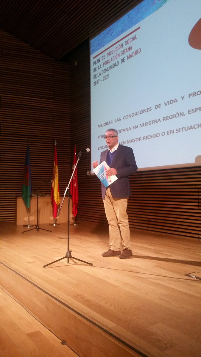 gitanos_org_MA's tweet photo. @carlosizqtorres da comienzo al acto de presentacion #PlanInclusion Social Poblacion Gitana en el @CondeDuqueMAD junto.con Asociaciones. https://t.co/OAXnFn4roY